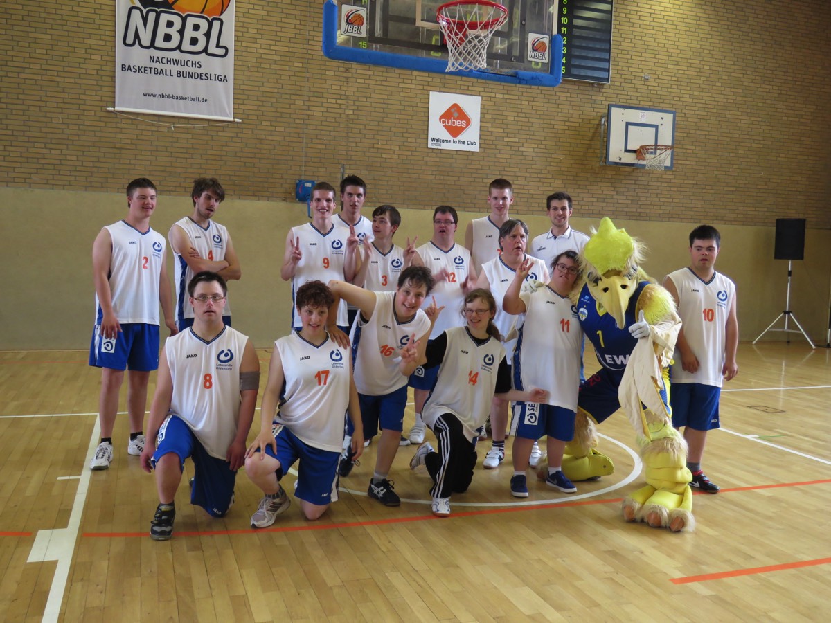 Auf dem 3. Bild sieht man die Basketball-Mannschaft der SELAM-Lebenshilfe beim Handi-Cup mit dem Maskottchen der EWE Baskets.