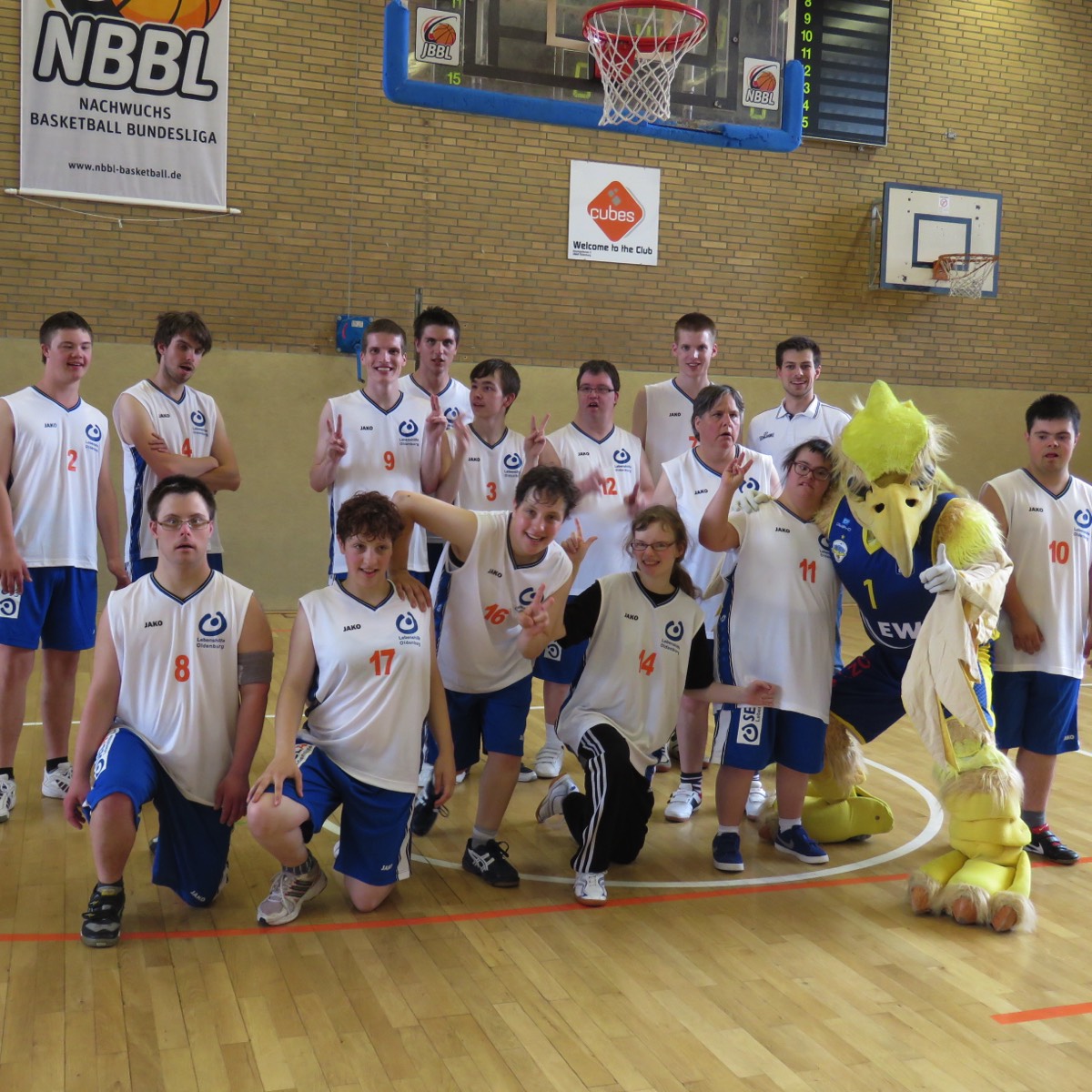 Auf dem 3. Bild sieht man die Basketball-Mannschaft der SELAM-Lebenshilfe beim Handi-Cup mit dem Maskottchen der EWE Baskets.
