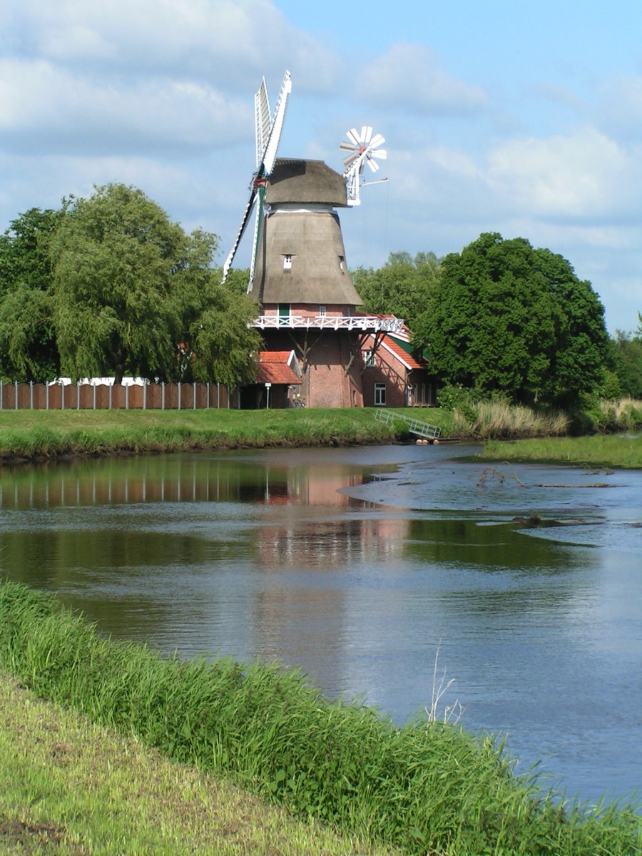 Auf dem 1. Bild sieht man eine Windmühle, die für das Ammerland steht.