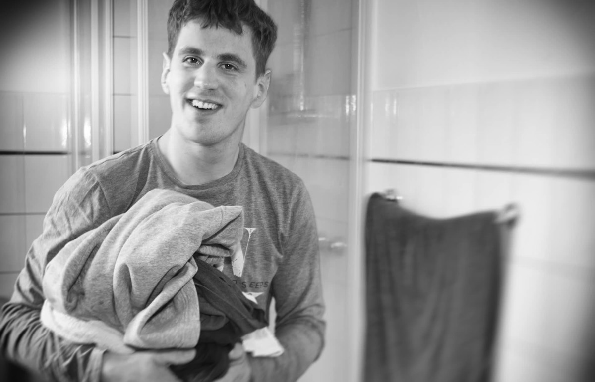 Auf dem 6. Bild sieht man einen Kunden mit Handtüchern unter dem Arm im Badezimmer. 