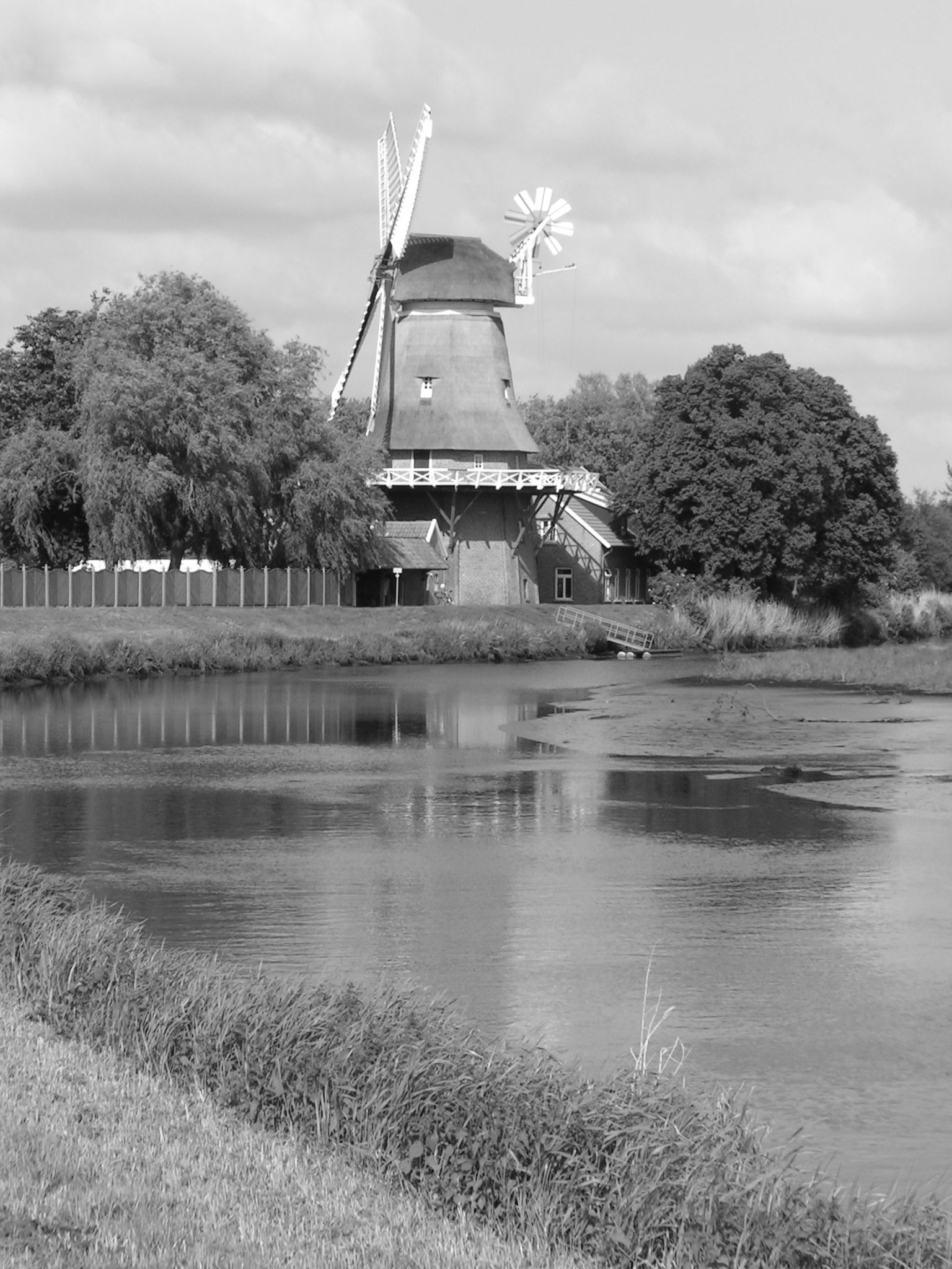 Auf dem 1. Bild sieht man eine Windmühle, die für das Ammerland steht.